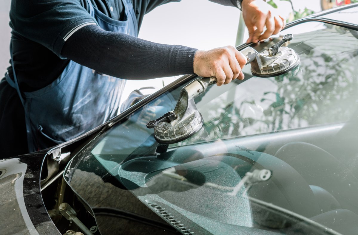 How Does Best Auto Glass Repair Maximize Your Car's Value?